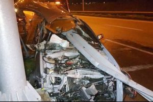 Bariyer ok gibi saplandı... Ara&ccedil;tan sağ &ccedil;ıktı