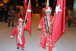 T&uuml;rkiye'nin en k&uuml;&ccedil;&uuml;k mehteranı Bursa'da sancaktarlık yapıyor