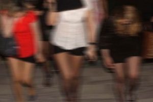 &Ccedil;alışma vaadiyle getirdikleri kadınları fuhuşa s&uuml;r&uuml;kleyen 4 kişi yakalandı