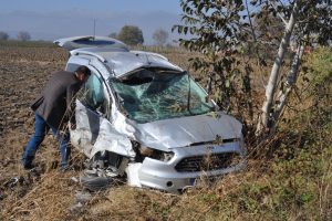 Bursa tarlaya u&ccedil;tular, hava yastığıyla kurtuldular: 2 yaralı