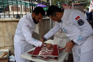 Bursa'da 81 ilden topladığı malzemelerle aşure yaptı