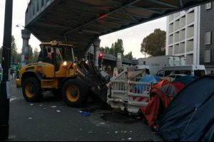 Paris'te bir sığınmacı kampına daha tahliye