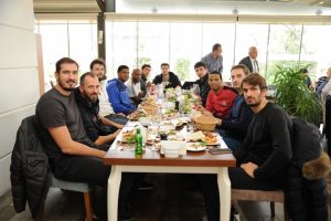 TOFAŞ'a zorlu ma&ccedil; &ouml;ncesi moral yemeği