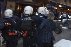 İzmir'de HDP'lilerin eylemine polis m&uuml;dahalesi: 55 g&ouml;zaltı