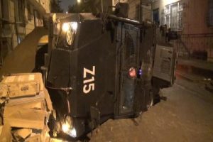 &Ouml;zel-G&ouml;stericilere m&uuml;dahale eden zırhlı ara&ccedil; devrildi 3 polis yaralandı