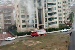 Bursa'da ev sahipleri uyurken itfaiye yangına m&uuml;dahale etti