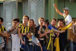 Fenerbah&ccedil;e'ye İzmir'de coşkulu karşılama