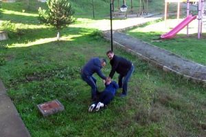 Pencereden atlayan şebeke &uuml;yesinin bacağını kırıldı