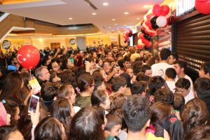 Mağaza a&ccedil;ılışında Pascal Nouma izdihamı