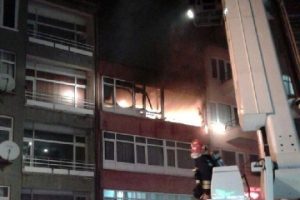 Apartmanın son katındaki yangın korkuttu