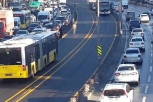 Metrob&uuml;s yoluna giren vatandaş yardım istemiş
