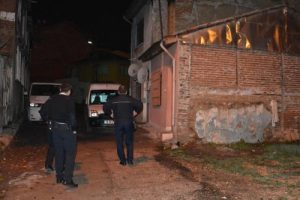 Bursa'da amcasının oğlunu bı&ccedil;akladı!