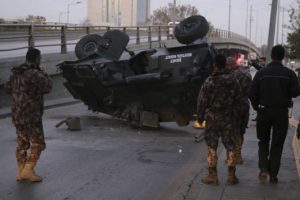 Zırhlı polis aracı &uuml;st ge&ccedil;itten d&uuml;şt&uuml;: 3 yaralı