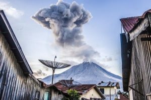 Sinabung Yanardağı tekrar faaliyete ge&ccedil;ti