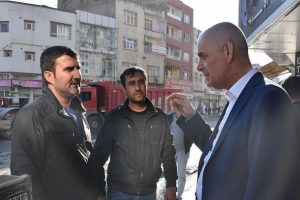 KHK ile Batman Belediyesine g&ouml;revlendirilen Aksoy esnafla buluştu