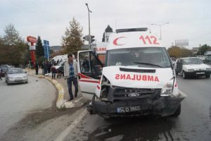 Ambulansla otomobil &ccedil;arpıştı: 6 yaralı
