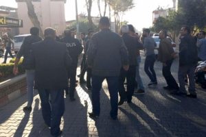 2 kardeşe ardından polislere saldırıp ka&ccedil;tılar