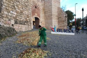Lodos Bursa'da hayatı olumsuz etkiliyor
