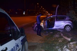 Bursa'da &ccedil;aldıkları ara&ccedil;la kaza yapıp ka&ccedil;tılar!