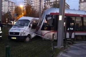 &Ouml;ğrenci servisi ile tramvay &ccedil;arpıştı: 7 yaralı