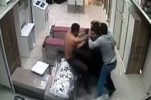 İş yerini basıp kurşun yağdırdı: 2 yaralı
