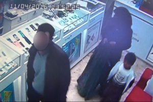 Bursa'da pe&ccedil;eli tırnak&ccedil;ı kameraya b&ouml;yle yakalandı