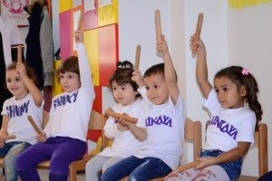 Bursalı miniklerden 'El Ele Tema Sunumu'