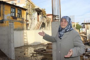 Bursa'da kapısının &ouml;n&uuml;ne apartman dikilen 80'lik nine evine giremiyor