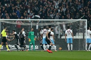Trabzonspor'da hakem tepkisi s&uuml;r&uuml;yor