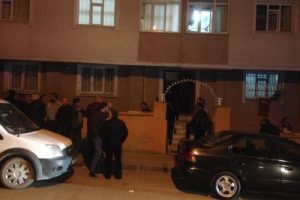 Şizofreni hastası oğlunu &ouml;ld&uuml;rd&uuml;