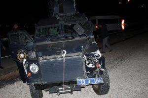 Zırhlı ara&ccedil; kaza yaptı: 2 polis yaralı