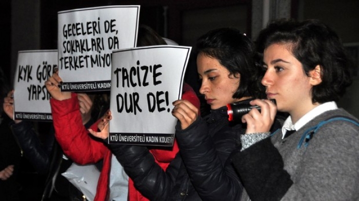 Karanlık yurt yollarına kız &ouml;ğrencilerden el fenerli tepki