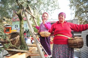 Bursa zeytin festivalinde renkli g&ouml;r&uuml;nt&uuml;ler