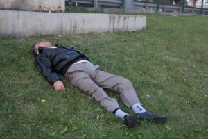 Metrob&uuml;s durağı yanında uyuşturucu komasına girdi