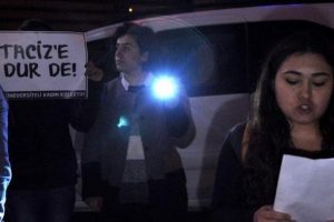 &Uuml;niversite &ouml;ğrencilerinden el fenerli 'karanlık' protestosu