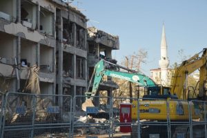 Diyarbakır'da emniyet binasının yıkımına başlandı