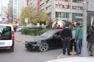 Sigorta şirketine kızan s&uuml;r&uuml;c&uuml; aracını yakmak istedi