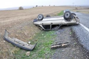 Takla atan otomobilden yara almadan &ccedil;ıktı