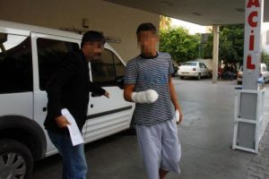 Polise atmak istediği bomba elinde patlayan &ccedil;ocuk g&ouml;zaltına alındı