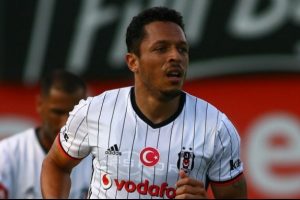 Beşiktaşlı Adriano vergi ka&ccedil;ırdığı iddialarını reddetti