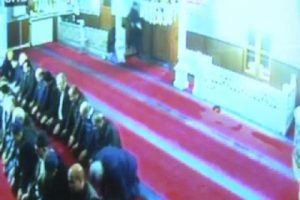 Cemaat namaz kılarken yapılan hırsızlık kameraya yansıdı