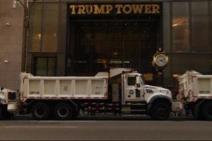 Trump'a kum y&uuml;kl&uuml; kamyonlarla g&uuml;venlik &ouml;nlemi