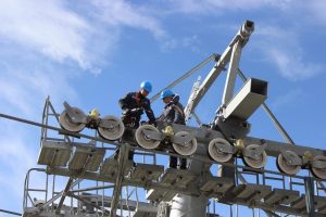 Bursa'da teleferik cambazlarından fırtınada bakım