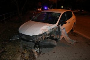 Bursa'da fren yerine gaza basınca ağaca &ccedil;arptı: 2 yaralı
