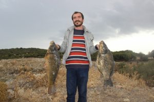 Sular &ccedil;ekilince balıkları elleriyle topladılar