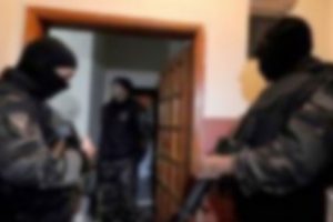 Polis &uuml;niformalı soygun: 1,5 milyon dolarla ka&ccedil;tılar