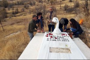 &Ouml;l&uuml;m&uuml;n&uuml;n 5'inci yılında Cem Emir ve Sebahattin Yılmaz mezarları başında anıldı
