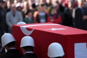 Hakkari'de PKK'lı ter&ouml;ristler havanla saldırdı: 1 asker şehit