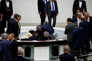 Meclis'te g&ouml;revli bir stenograf fenalaşarak bayıldı