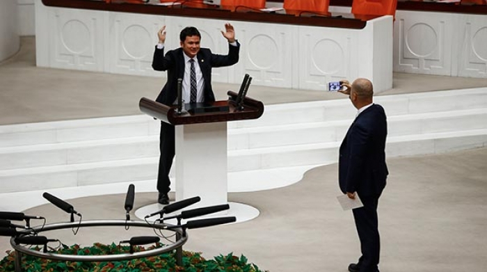 CHP Bursa Milletvekili Erkan Aydın k&uuml;rs&uuml;de poz verdi